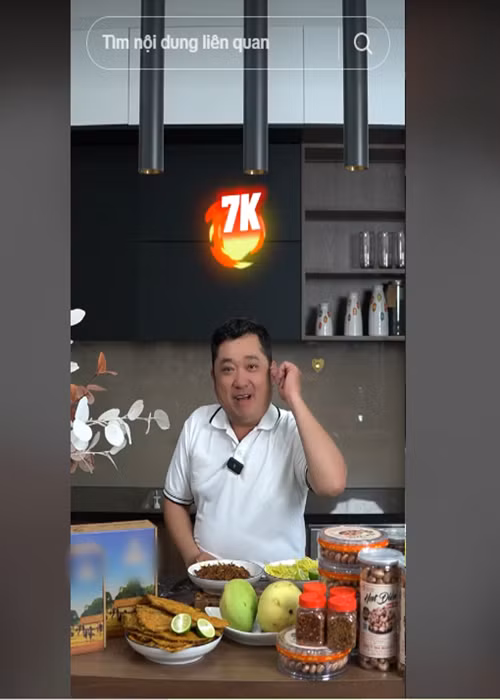 Phùng Ngọc đang bán hàng cho một thương hiệu thực phẩm. Ảnh: TikTok nhân vật.