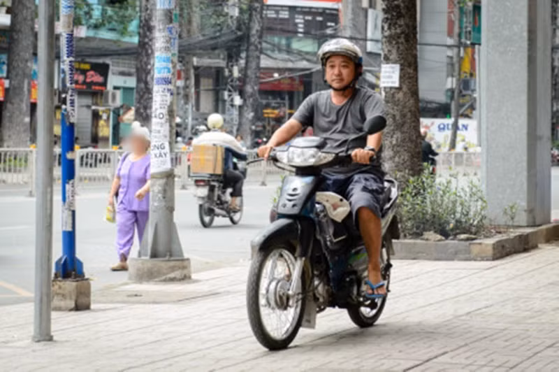 Vì cát-sê bèo bọt không đủ nuôi sống bản thân, Phùng Ngọc không đóng phim mà chuyển sang chạy xe ôm và cắt tóc. Ảnh: Vietnamnet.