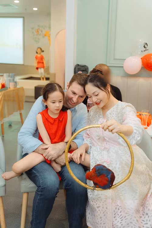  Diễn viên Lan Phương vừa chia sẻ loạt ảnh con gái Lina trong tiệc sinh nhật.