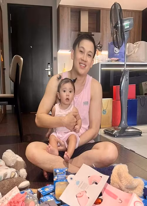Theo Dương Triệu Vũ, Bảo Anh trải qua tuổi thơ không yên bình. Cô mất niềm tin trong tình yêu từ cuộc hôn nhân không hạnh phúc của bố mẹ, rồi thêm những cuộc tình không trọn vẹn của chính mình, nữ ca sĩ chỉ mong muốn có một tình yêu nào đó vững chãi hơn, sâu sắc hơn, vô điều kiện hơn.