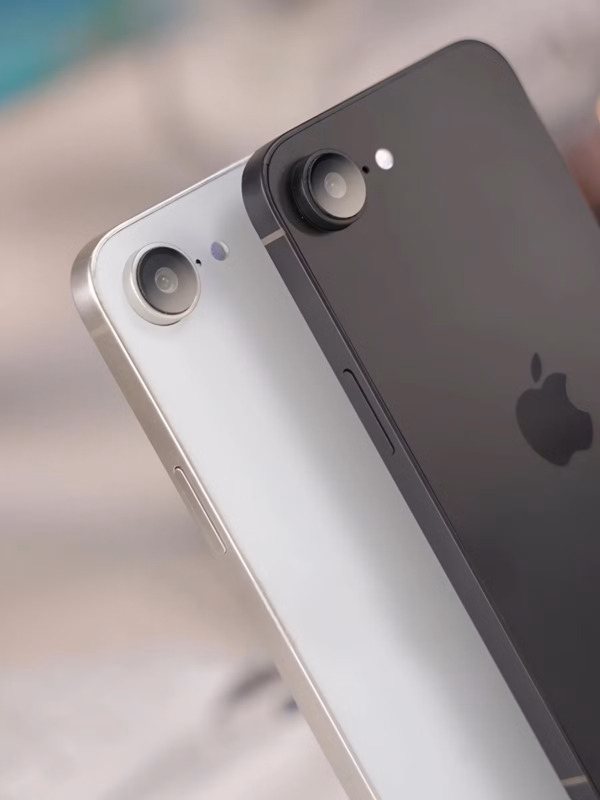Những hình ảnh và video mới về iPhone SE 4 cho thấy sản phẩm này mang thiết kế tổng hợp từ nhiều thế hệ iPhone khác nhau. Mặt sau của máy trông tương tự như hai phiên bản SE trước, còn các cạnh và mặt trước lại gợi nhớ đến iPhone 14. Ảnh: Majin Buu