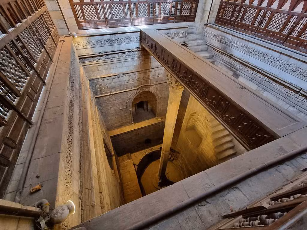 Chỉ có các linh mục và Pharaoh, những người cai trị Ai Cập, mới được phép tiếp cận Nilometer và giải mã những thông tin mà nó mang lại. Khả năng dự đoán mực nước sông Nile đã trở thành công cụ quyền lực, giúp các linh mục và Pharaoh gây ấn tượng với dân chúng, củng cố địa vị và sự tôn kính. 