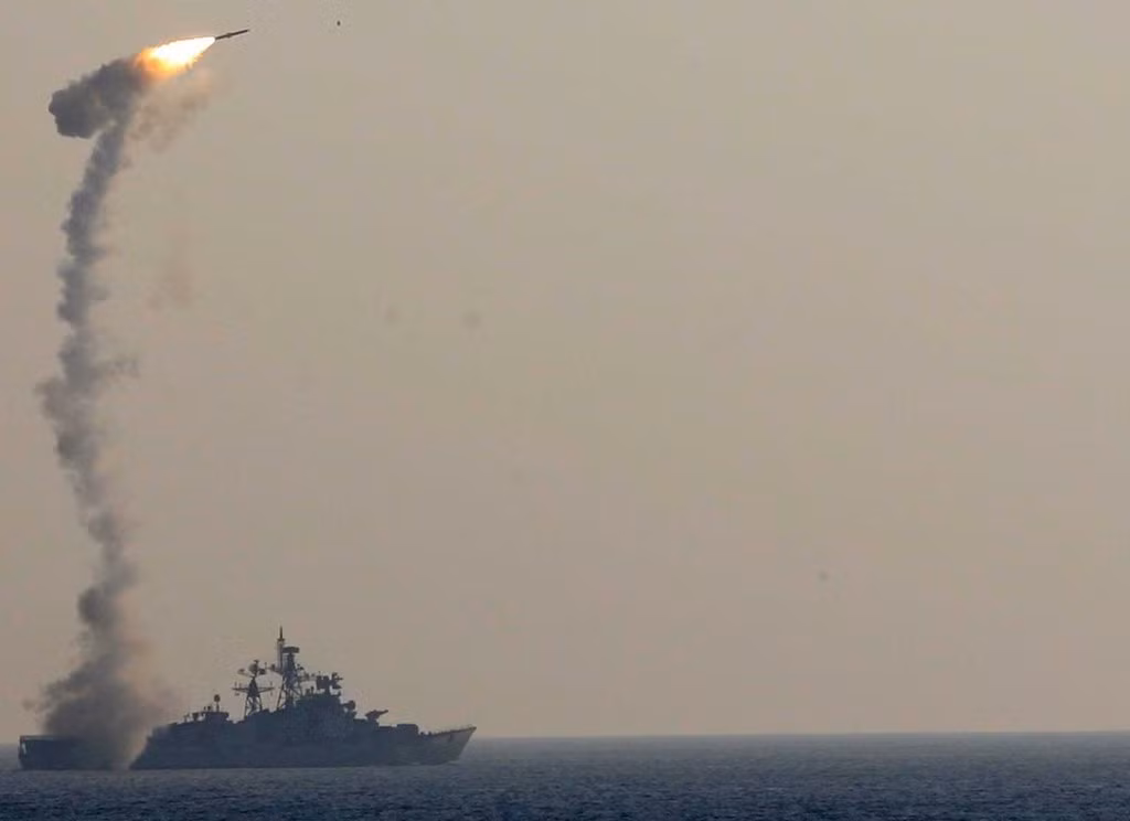 BrahMos được dẫn hướng đến mục tiêu kết hợp quán tính và radar chủ động giai đoạn cuối. Theo nhà sản xuất, tên lửa có thể đánh trúng mục tiêu với sai số chỉ 1 m ở cự ly 300 km. Ảnh: Flickr/Ronnie