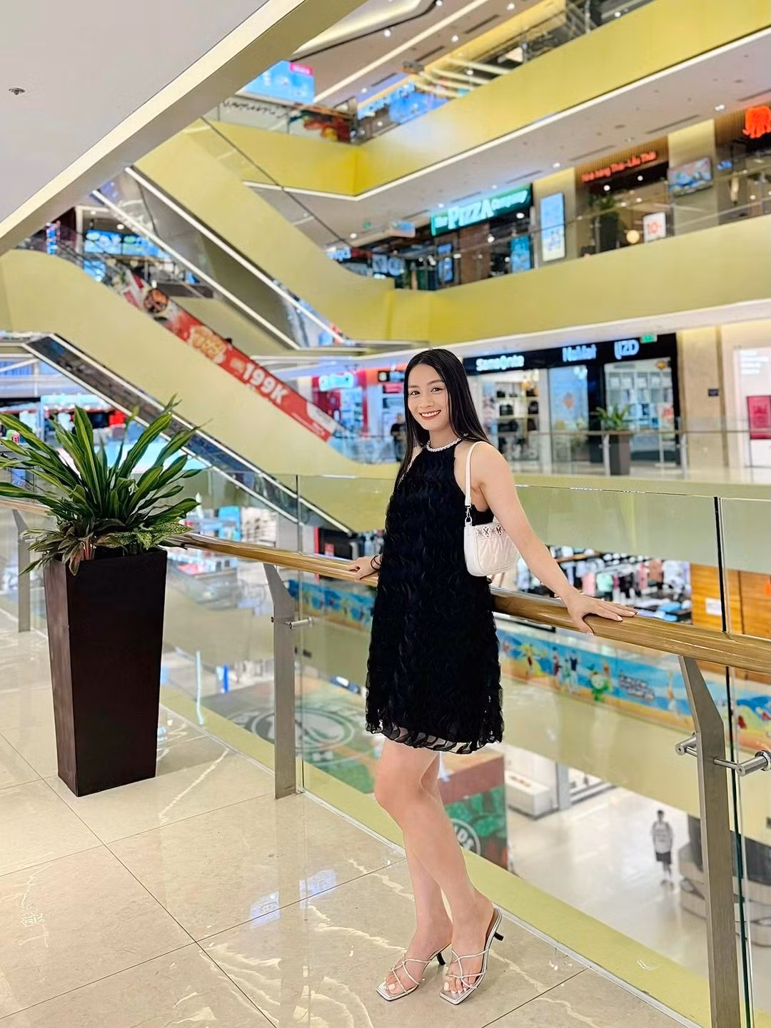 Đời thường, Hoàng Thị Loan chăm chút cho nhan sắc, vóc dáng lẫn gu thời trang.