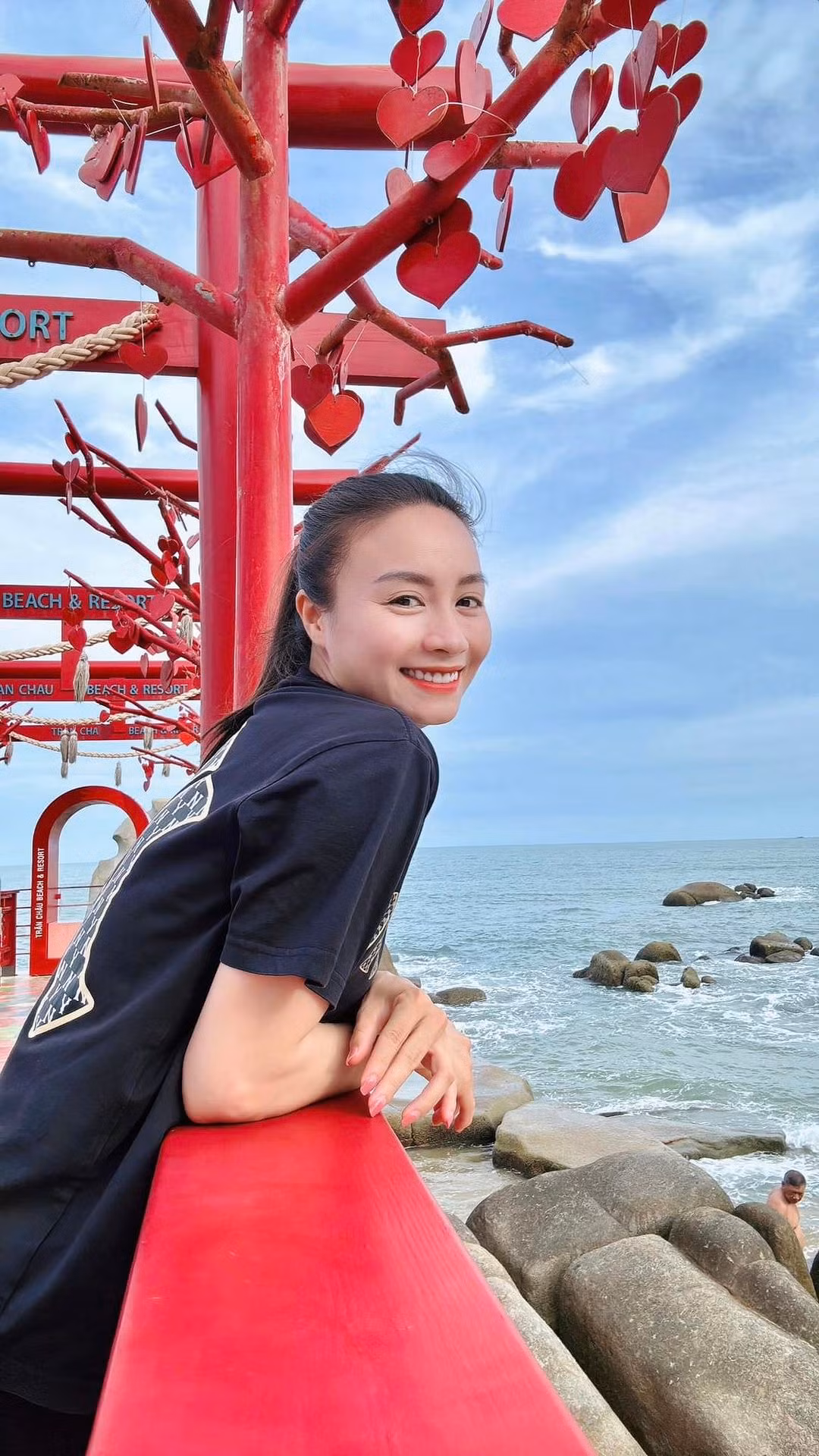 Tập luyện với cường độ cao, đổ nhiều mồ hôi, người đẹp quê Hà Nội duy trì thói quen uống nhiều nước lọc, nước ép hoa quả bổ sung vitamin cần thiết cho cơ thể và làn da.