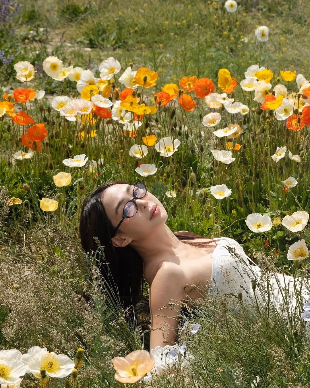 Trước đây, nhắc đến Sun HT, người ta thường nhớ đến hình ảnh cô nàng nữ tính, "bánh bèo" với mái tóc xoăn xù đáng yêu, đậm chất Hàn Quốc. Tuy nhiên sau khi bước qua tuổi 30, phong các của cô nàng có phần đằm thắm hơn, quyến rũ hơn trước.