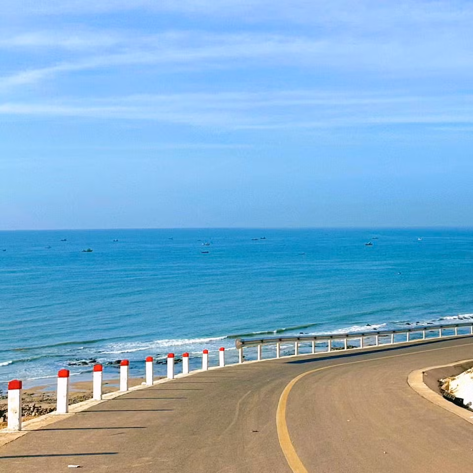 Dốc hoàng hôn Phan Thiết được nhắc đến ở đây nằm trên một trong những cung đường ven biển thu hút đông du khách nhất Mũi Né (TP Phan Thiết, tỉnh Bình Thuận), còn được gọi là Dốc hoàng hôn Núi Cố.
