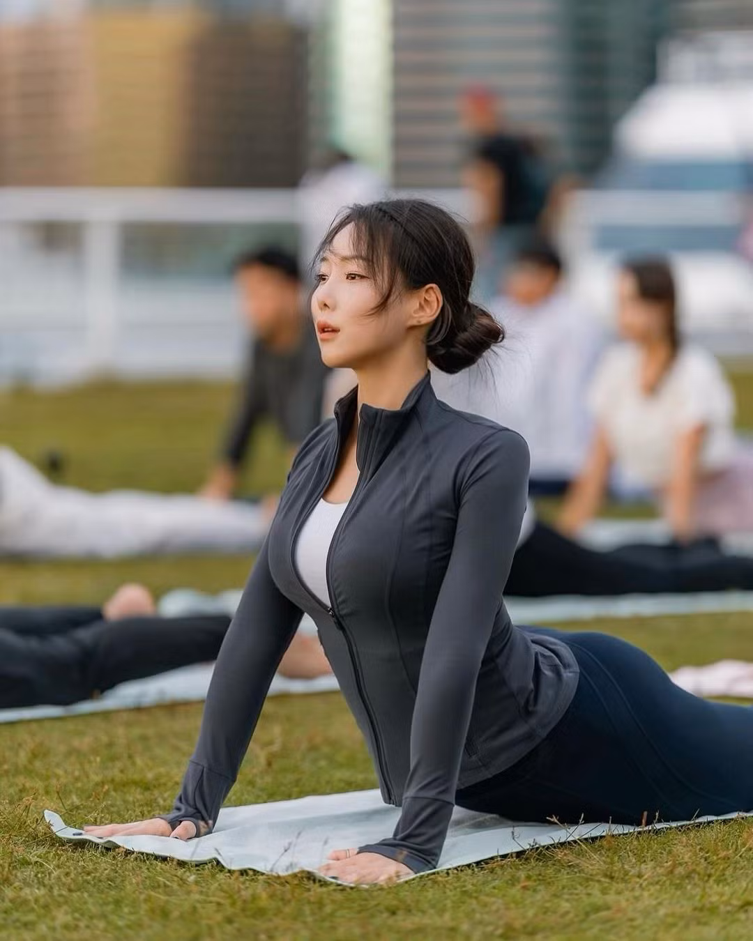 Lee Sohee từng vướng phải nhiều tranh cãi khi trong một số video hướng dẫn cô mặc bộ đồ yoga bó sát, áo cổ chữ V khoét sâu để lộ bộ ngực căng tròn như đang sắp rơi ra.