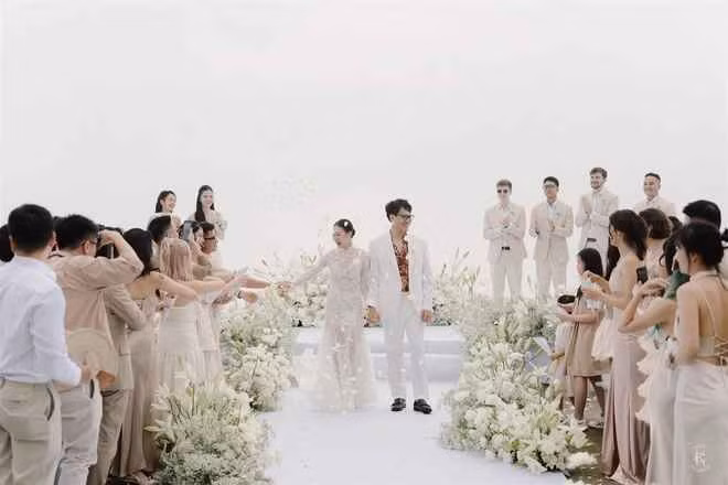 Suốt hơn 2 tháng trời ròng rã, Phương Anh và Bảo mới tìm được một địa điểm ưng ý nhưng bên tổ chức lại báo không thể thuê vì cần phải sửa chữa. Đang trong lúc tuyệt vọng thì bên planner tư vấn “hay thôi mệt quá thì bỏ phố lên núi làm đám cưới không”. Và cả hai chốt luôn một resort cao nhất Việt Nam ở trên Sapa để tổ chức lễ thành hôn.