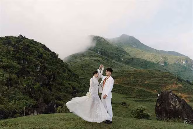 Theo đó, Phương Anh và chồng tổ chức lễ thành hôn ở trên đỉnh núi Sa Pa với độ cao 1.600m. Khoảnh khắc cô dâu tiến về phía chú rể giữa khung cảnh trời trong và thiên nhiên hùng vĩ đã khiến nhiều người phải thốt lên đúng là “đám cưới trên mây”.