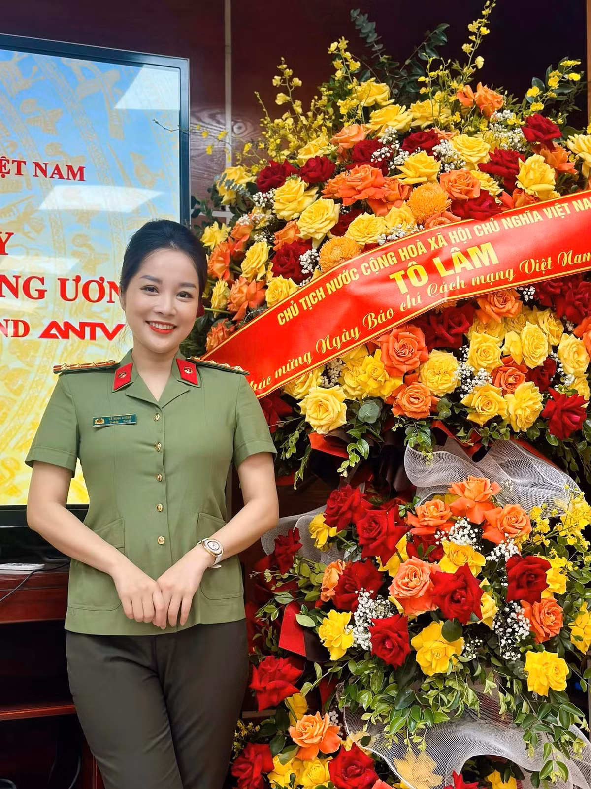 Hình ảnh Minh Hương trong bộ quân phục.