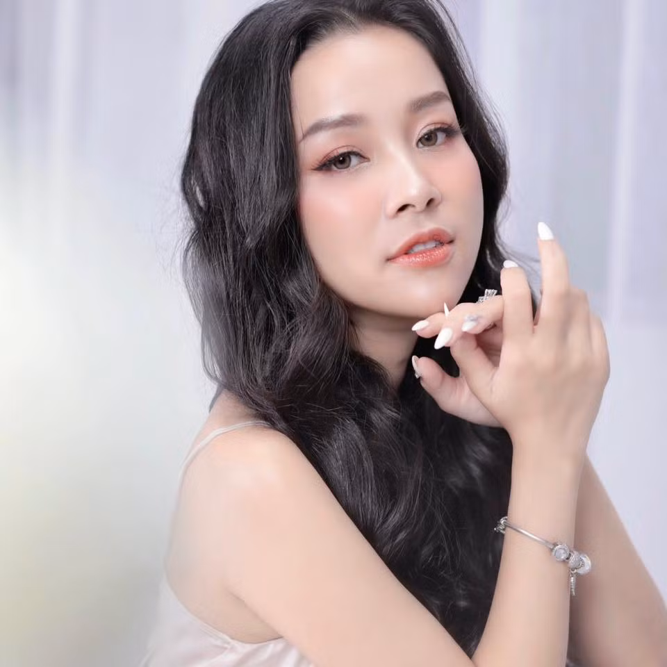 Không chỉ đóng phim, dẫn chương trình, Minh Hương còn là một nghệ sĩ chơi đàn tỳ bà chuyên nghiệp.