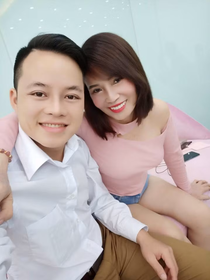 “Từ khi cưới nhau về, tôi bắt đầu hướng dẫn Hoa Cương cách gội đầu và các kỹ năng bấm huyệt, chăm sóc da. Bây giờ, chồng tôi nhiều khi còn làm tốt hơn cả tôi bởi anh ấy có sức khỏe, bấm huyệt sâu, khách hàng ưng ý lắm. Nói đi cũng phải nói lại, tôi may mắn khi lấy được người chồng chăm chỉ, chịu khó học hỏi và sẵn sàng đồng hành cùng tôi trong mọi việc”, cô Sao nói.