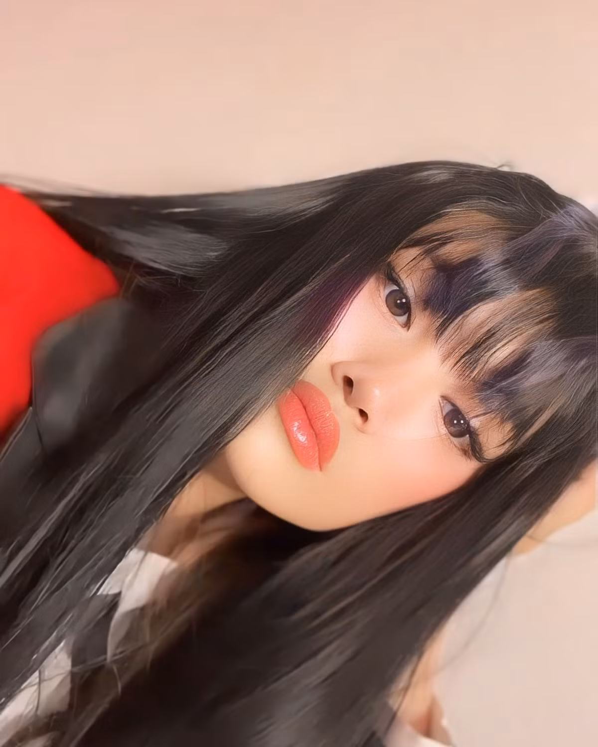 So với thời điểm mới nổi tiếng, cô nàng từng vướng vào tranh cãi đã phẫu thuật thẩm mỹ, cụ thể là nâng mũi. Tuy nhiên, cô nàng từng khẳng định mình yêu thích nét đẹp tự nhiên.