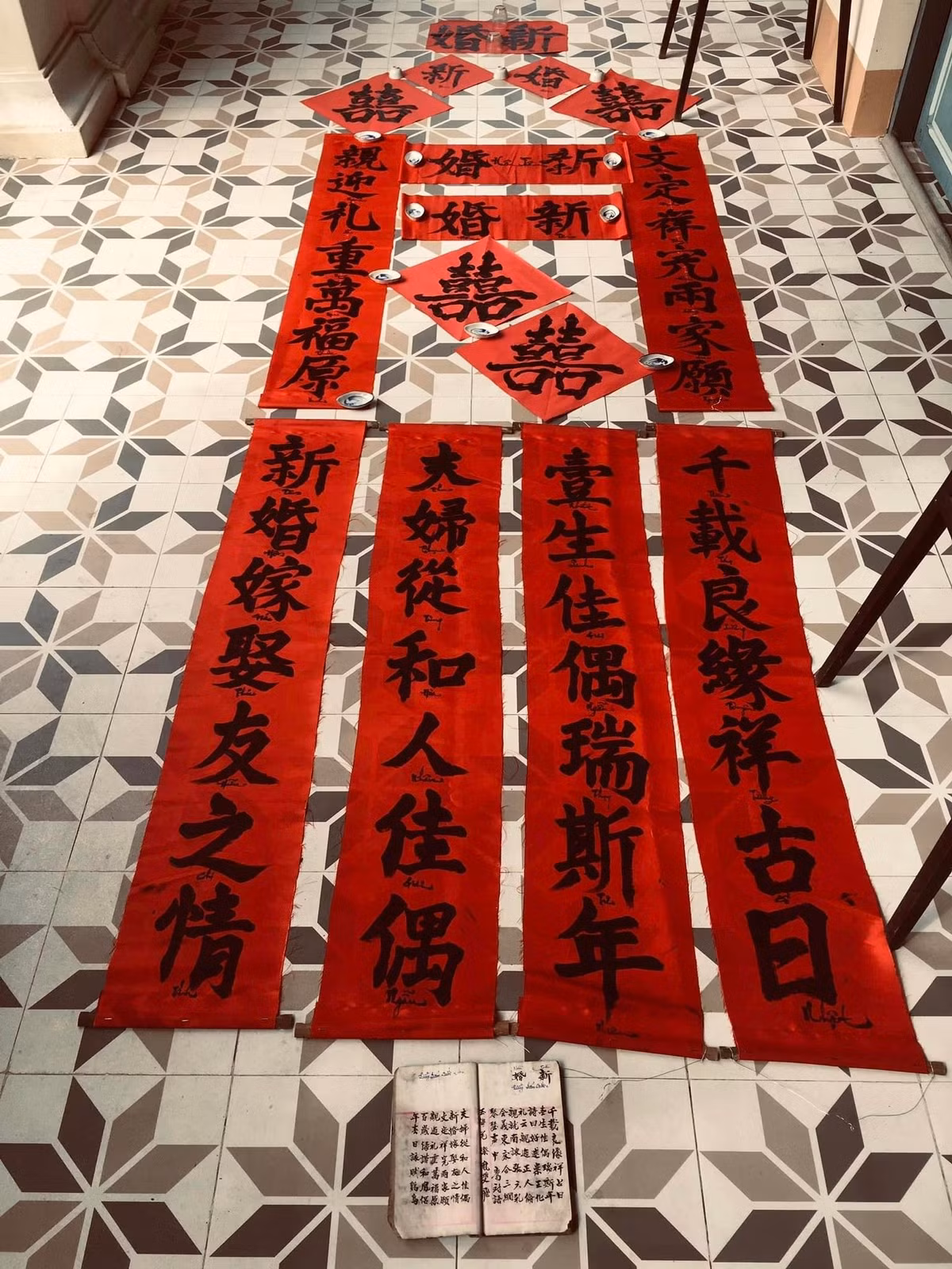 Hữu Phú chia sẻ, để tổ chức đám cưới theo phong cách truyền thống, cần có sự say mê, am hiểu văn hóa xưa chứ không chỉ là sự yêu thích nhất thời. Anh tự viết câu đối trên vải đỏ bằng mực tàu pha với keo da trâu để không loang. Các câu đối được anh lấy từ trong sách của ông bà để lại, có ý nghĩa về ngày cưới, chúc phúc cho cặp vợ chồng.