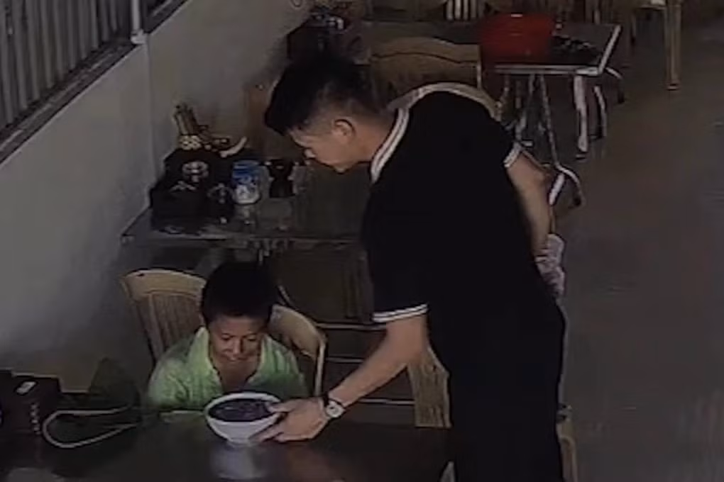 Được biết, chủ quán phở cũng vô cùng bất ngờ khi đoạn clip được đăng tải nhận về nhiều sự quan tâm đến thế: "Mục đích của tôi đưa đoạn clip lên mạng xã hội không phải để câu view, câu like. Vì thấy thương cậu bé và mong muốn lan tỏa những điều tốt đẹp đến cộng đồng nên tôi đã chia sẻ lên mạng xã hội. Mặt khác, tôi cũng muốn lưu giữ lại làm kỷ niệm với cậu bé"