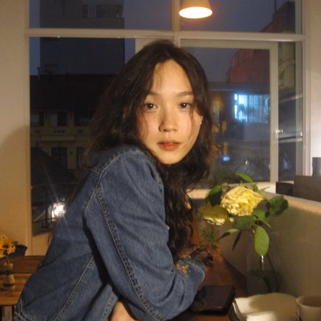 Đằng sau những bức vẽ xinh xắn là một cô nàng có nhan sắc xinh đẹp tựa như nàng thơ.