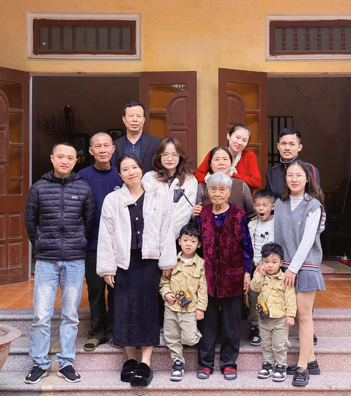Nhiều người vô cùng xúc động và đã để lại bình luận dưới bài đăng: "Đáng yêu quá, ngày trước bà mình được cán bộ xuống tận nơi làm căn cước, bà cứ bảo làm phiền mọi người quá tự bà cũng đi lên công an xã được mà. À bà mình năm nay 90 tuổi rồi ạ", "Nhìn bà đẹp lão quá, chúc bà luôn mạnh khỏe".(Ảnh: FBNV)