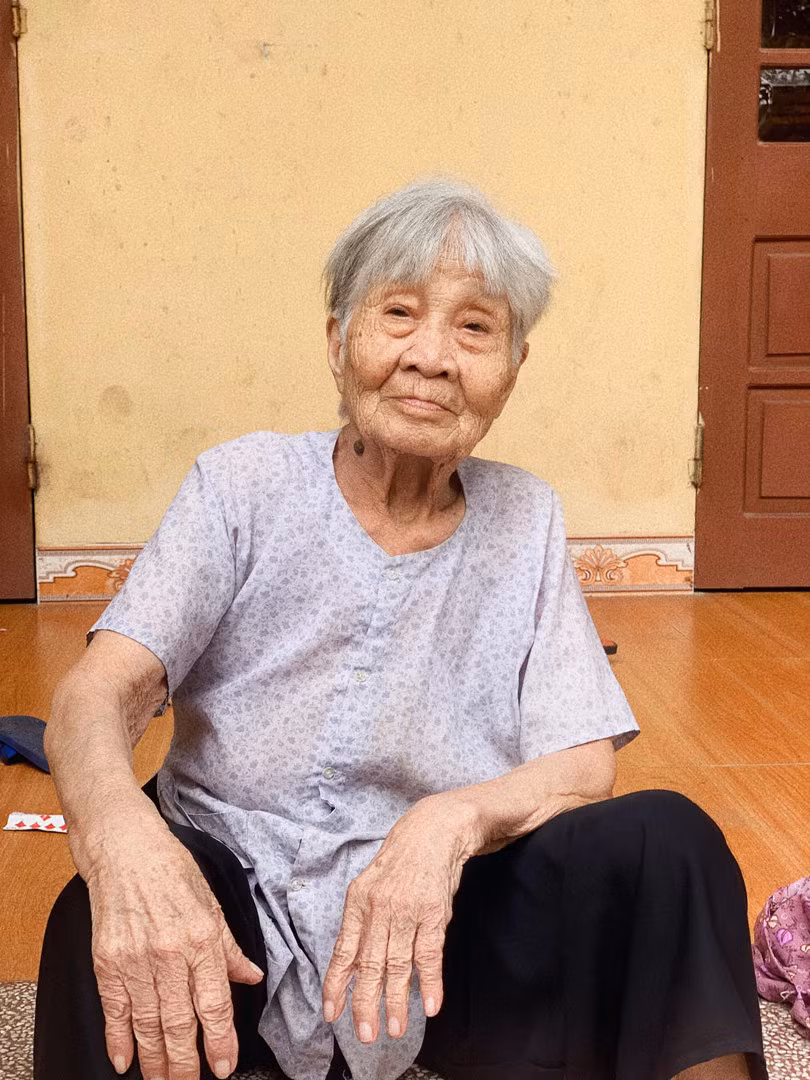 Được biết, Bà nội Minh là Lâm Thị Đát, 99 tuổi, sống ở huyện Khoái Châu, tỉnh Hưng Yên. Bà có 4 người con, 2 trai, 2 gái. Bà hiện ở cùng người con trai thứ hai, cũng là bố của Minh. (Ảnh: Tiktok bom.thm)
