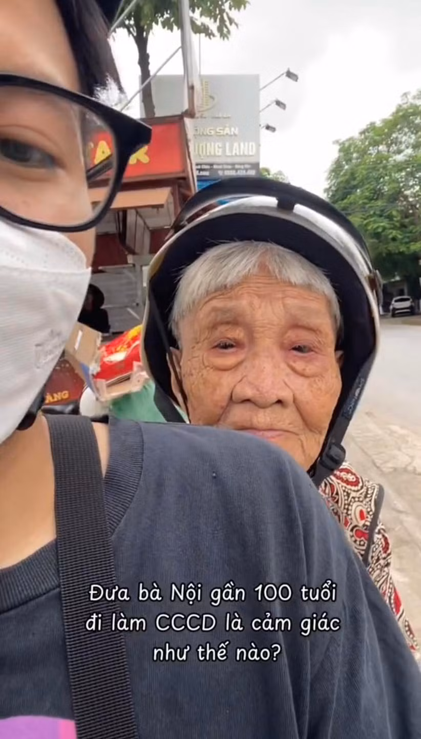 Hoàng Minh chia sẻ, video đưa bà nội đi làm CCCD được anh quay vào ngày 9/7 như một cách lưu giữ kỷ niệm về bà. Minh không ngờ, video lại nhận được sự quan tâm đặc biệt như vậy. Hiện tại video nhận được hơn 700.000 lượt xem. (Ảnh: cắt từ clip)