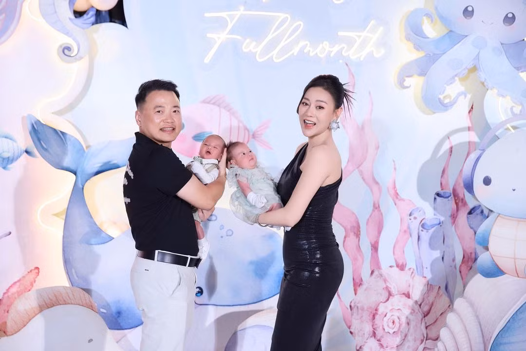 Phương Oanh làm thủ tục kết hôn với Shark Bình tại Phủ Lý, Hà Nam, hồi tháng 6/2023, sau một năm hẹn hò. Giữa tháng 5 năm nay, cặp đôi đã hạ sinh cặp song sinh Jimmy và Jenny.