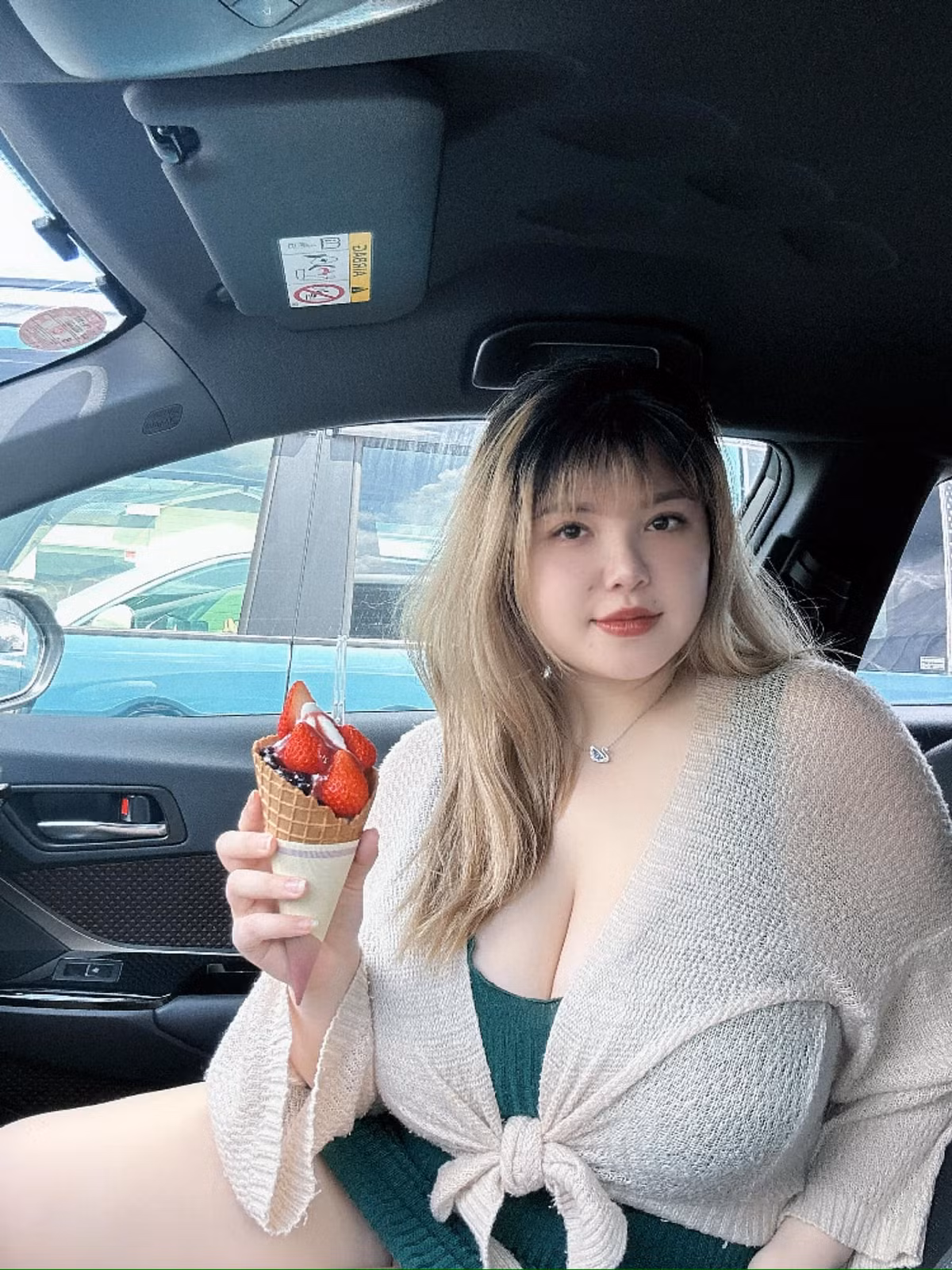 Thu Trang cũng từng có 1 thời gian công khai chuyện đã có bạn trai người Nhật, tuy nhiên cặp đôi đã đường ai nấy đi sau một khoảng thời gian ngắn.