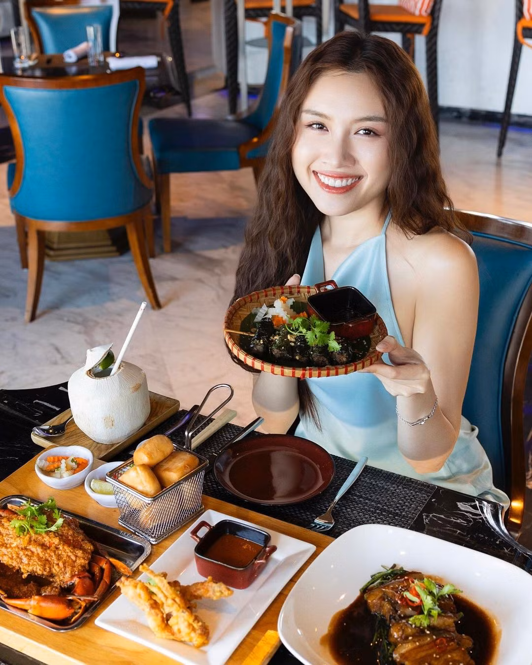 Với những outfit cực tôn dáng Thanh Thanh Huyền khiến người nhìn không thể rời mắt mỗi khi đứng trên sân khấu.