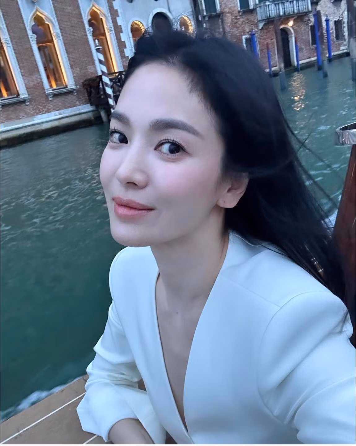 Thế nhưng cư dân mạng cũng cho rằng để có Song Hye Kyo nổi tiếng, giàu có và đỉnh cao như ngày hôm nay, bản thân cô đã phải đánh đổi không ít. Cô có cuộc hôn nhân không trọn vẹn với tài tử Song Joong Ki.