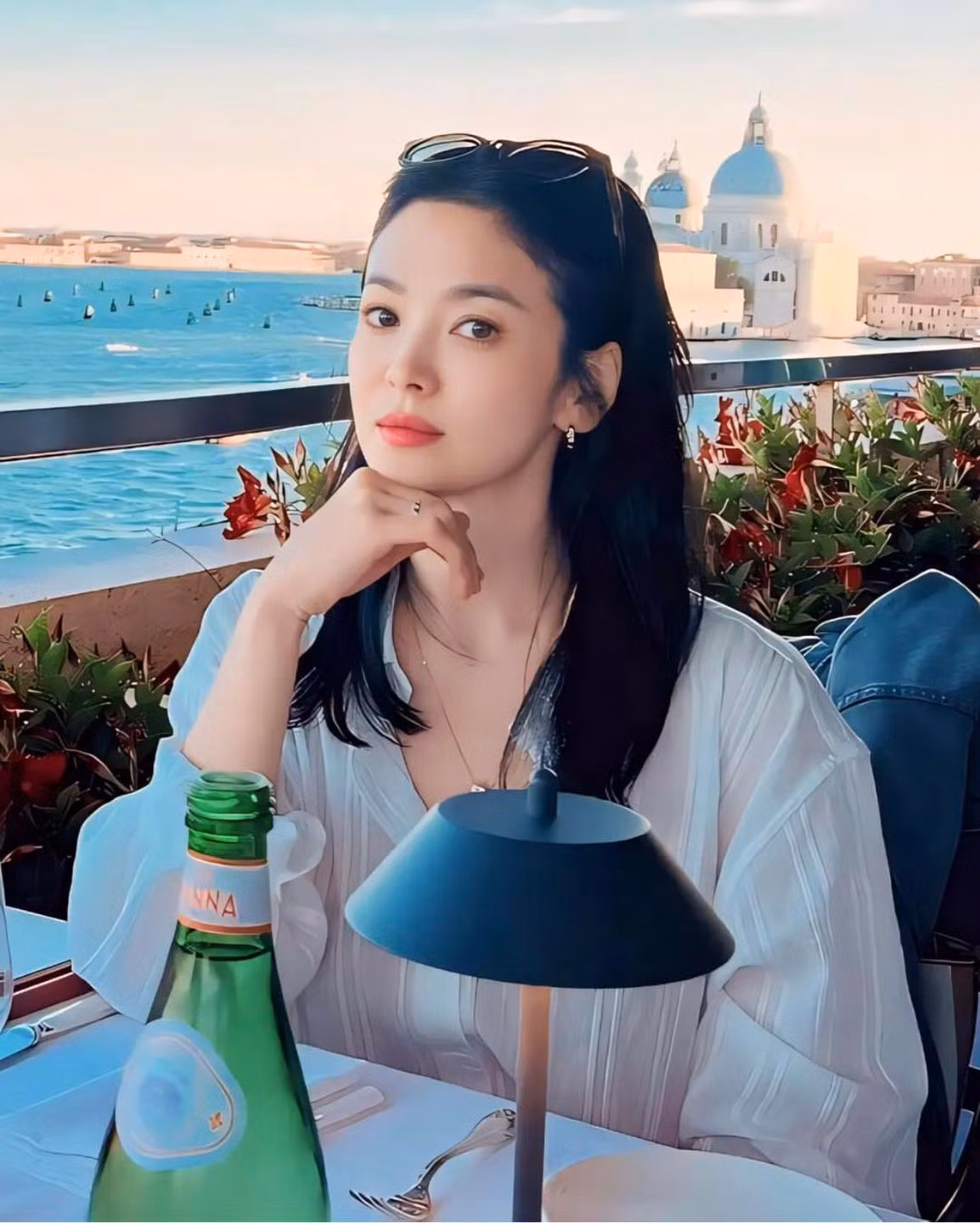 Ở tuổi 43, Song Hye Kyo vẫn khiến người ta xao xuyến với vẻ đẹp của mình. Nữ diễn viên sở hữu nhan sắc thuộc hàng cực phẩm, gương mặt kiều diễm không góc chết, vẻ đẹp của Song Hye Kyo là niềm ao ước của rất nhiều cô gái.