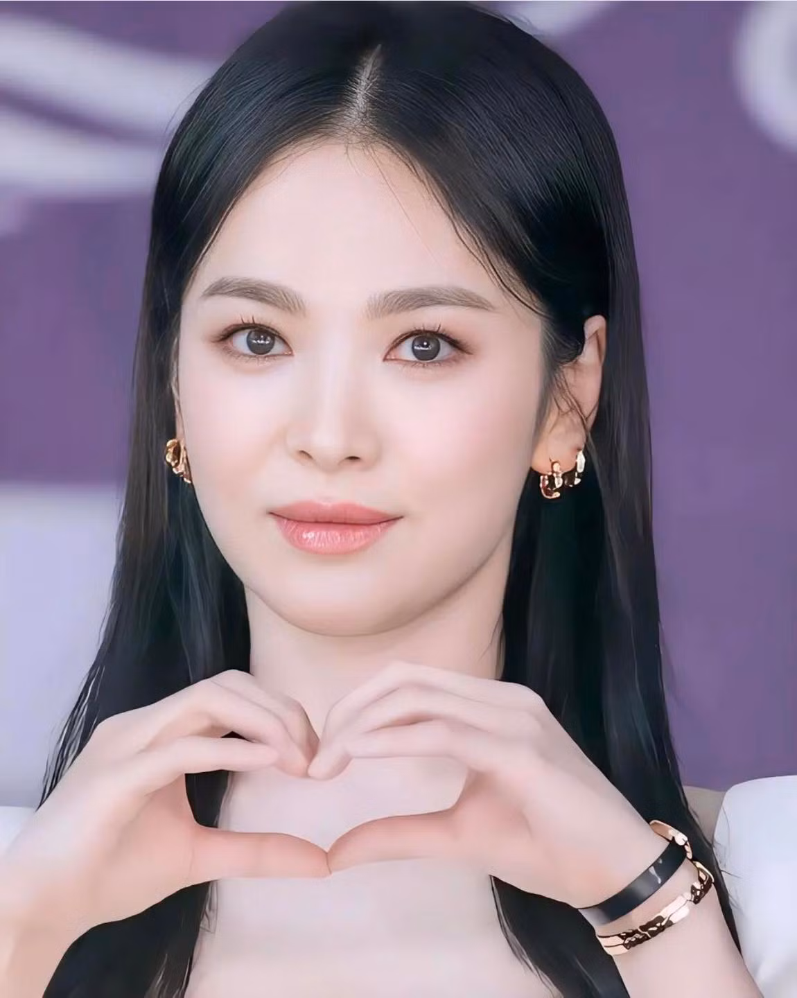 Không chỉ xinh đẹp, cô nàng còn có khối tài sản khổng lồ đáng ngưỡng mộ. Từ năm 2021, tờ SCMP đưa tin, nữ diễn viên xứ Hàn đã sở hữu khoảng 31 triệu USD. Được biết, một hợp đồng quảng cáo của Song Hye Kyo có thể giúp cô bỏ túi 760 nghìn USD, một bài đăng giới thiệu sản phẩm trên mạng xã hội Instagram mang về cho người đẹp hơn 460 nghìn USD.