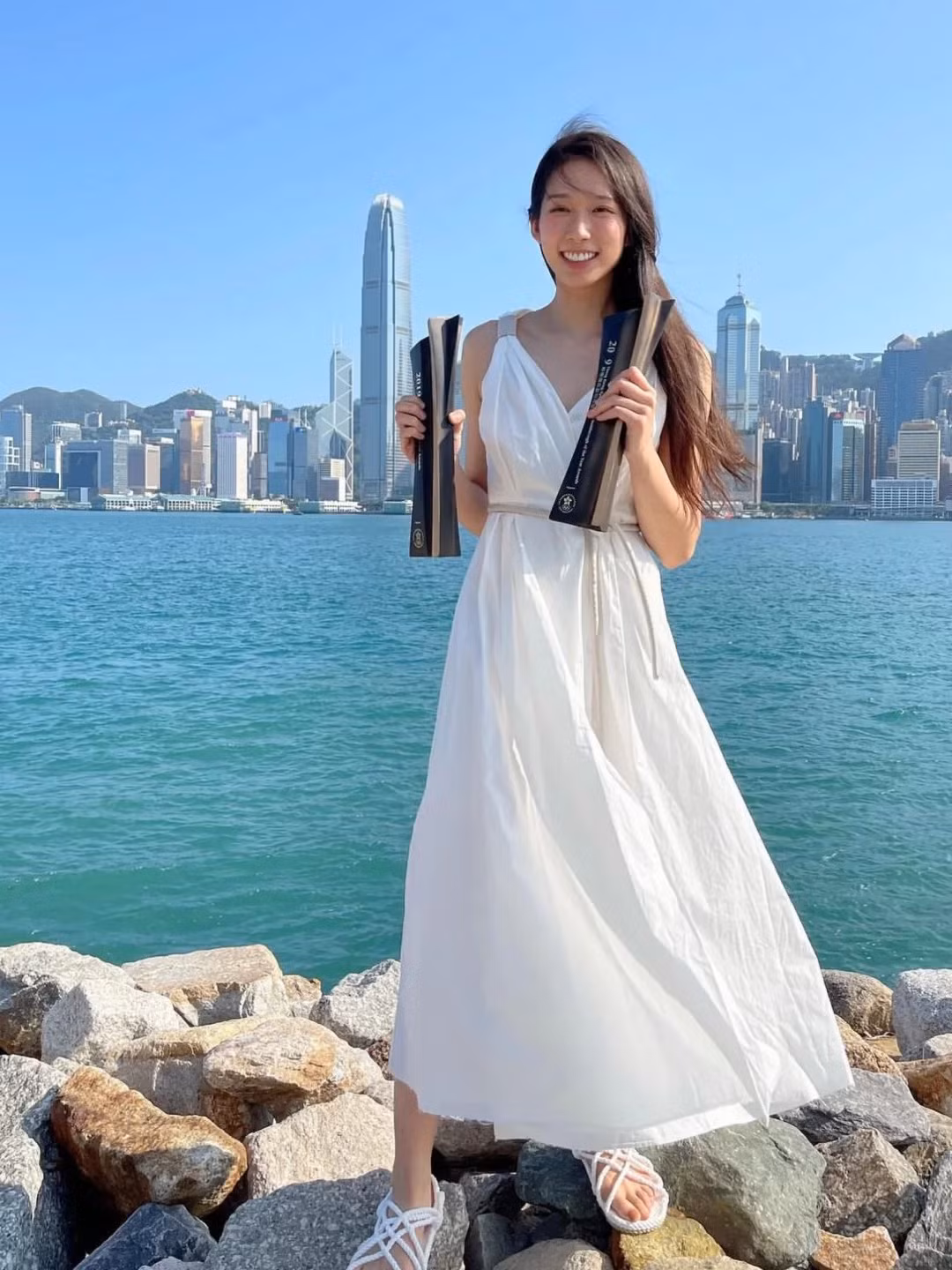 Bắt đầu thi đấu kiếm 3 cạnh chuyên nghiệp kể từ năm 2013, Vivian Kong đã nổi lên là kiếm sĩ hàng đầu Hồng Kông với một loạt thành tích đáng chú ý: là kiếm sĩ Hồng Kông đầu tiên vô địch World Cup; từng giành 6 huy chương các loại ở các kì ASIAD; giành 3 tấm HCV ở giải vô địch châu Á các năm 2018, 2022 và 2023 cùng 2 tấm HCĐ giải vô địch thế giới năm 2019 và 2022, v.v.
