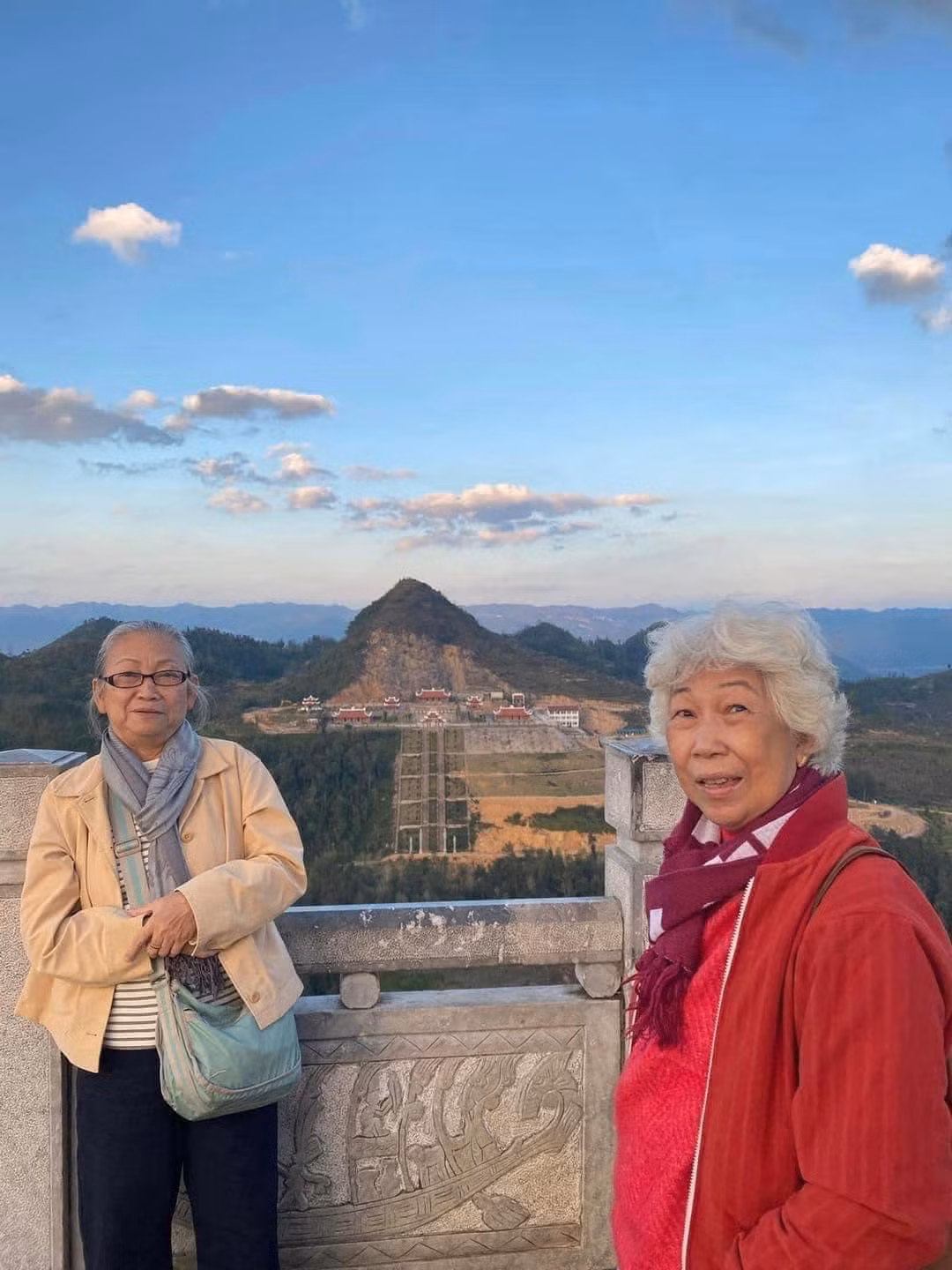 Hà Giang là điểm đến rất đẹp nhưng khá xa. Với nhiều du khách trẻ, chinh phục Hà Giang cũng là thách thức. Thậm chí, họ thường đi dài ngày để vừa đi vừa nghỉ ngơi, duy trì sức khỏe. Tuy nhiên với đôi bạn già, đây là một trải nghiệm vô cùng đáng nhớ.