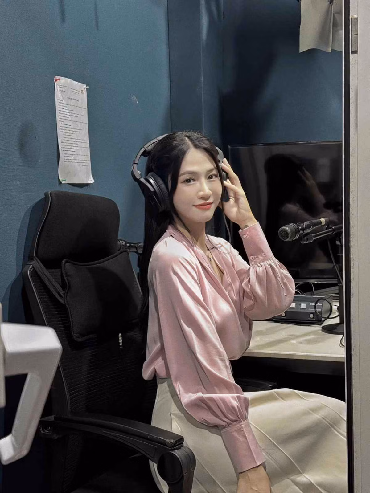Lê Bống chuộng những mẫu trang phục kín đáo, thanh lịch.