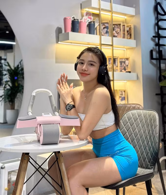 Nhờ chăm chỉ tập luyện kết hợp chế độ dinh dưỡng phù hợp, sau gần 2 năm, cô gái văn phòng đã có những thay đổi chóng mặt.