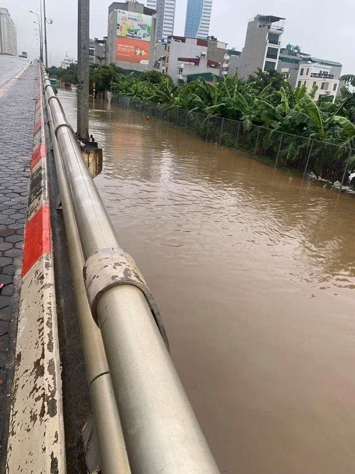 Hình ảnh một đoạn đường dưới chân cầu vượt.