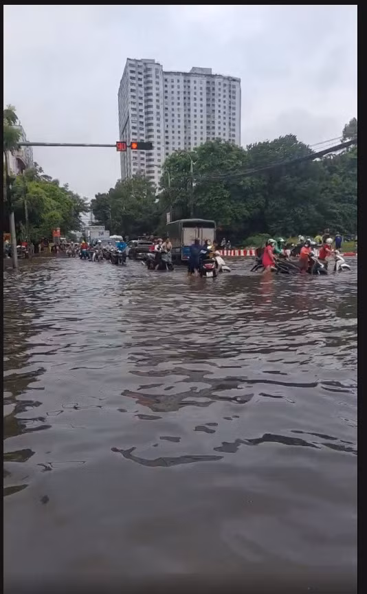 Nhiều người đã lái xe, dắt xe sát lên vỉa hè để tránh bị chết máy giữa đường.