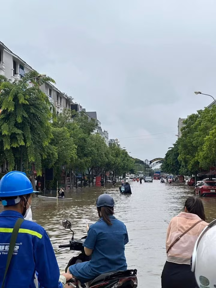 Thay vì xe máy, ô tô, nhiều người đã lựa chọn thuyền làm phương tiện di chuyển.