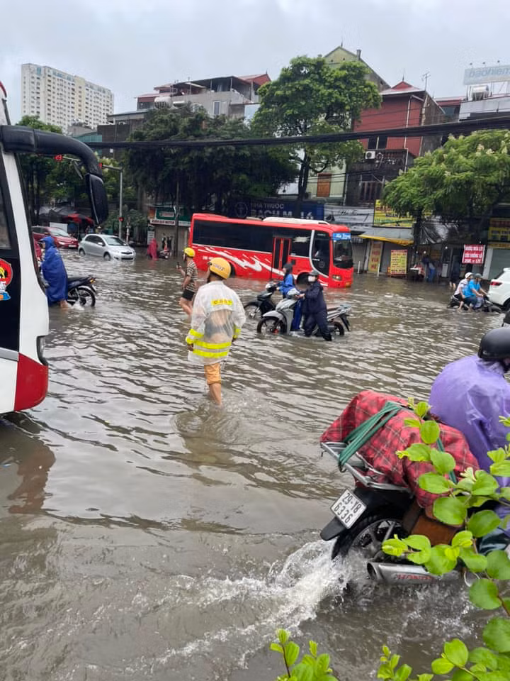 Nhân viên của đơn vị thoát nước cùng lực lượng cảnh sát giao thông túc trực phân luồng, đảm bảo an toàn giao thông. (Ảnh: Facebook)