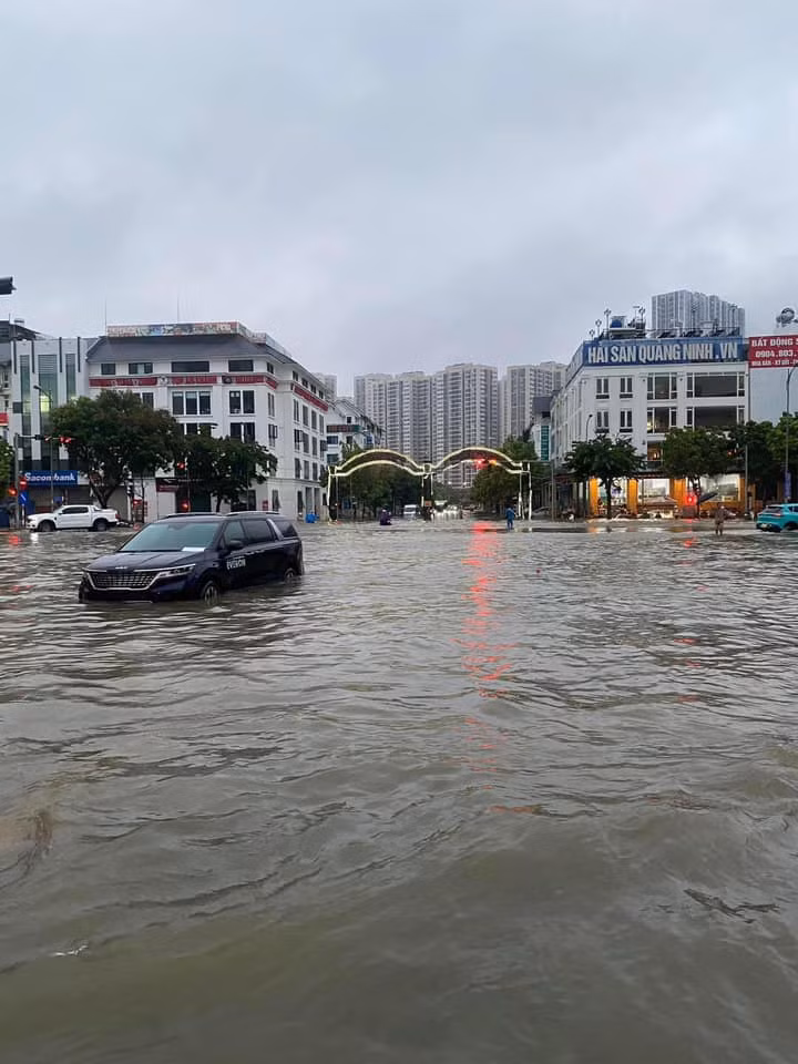 Trong các hội nhóm, nhiều người vừa chia sẻ hình ảnh khu vực mình, vừa bày tỏ cảm xúc: "Thôi thế này thì ở nhà ăn mì tôm chờ nước rút", "thời tiết này thì chỉ có đặt thuyền mới đi làm được thôi", "dân công sở chèo thuyền đi làm".