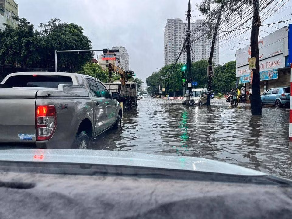 Các lực lượng cứu hộ phải túc trực và hoạt động do nhiều xe bị chết máy, không thể di chuyển.