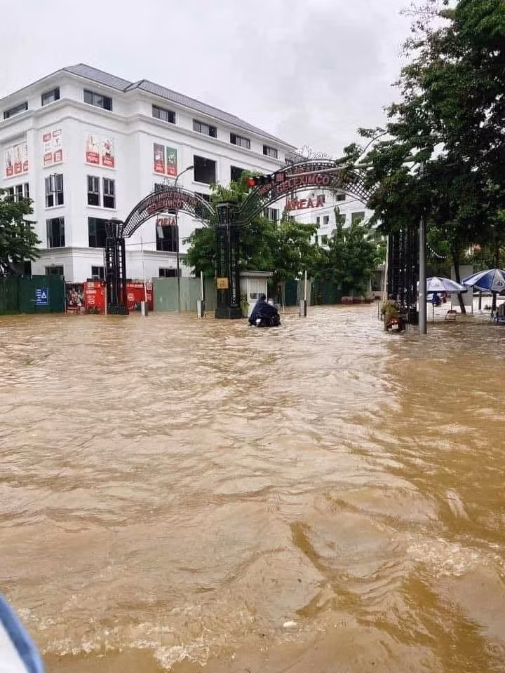 Trong nhiều hội nhóm cư dân, nhiều người đã đăng tải hình ảnh để cảnh báo với người sinh sống cùng khu.