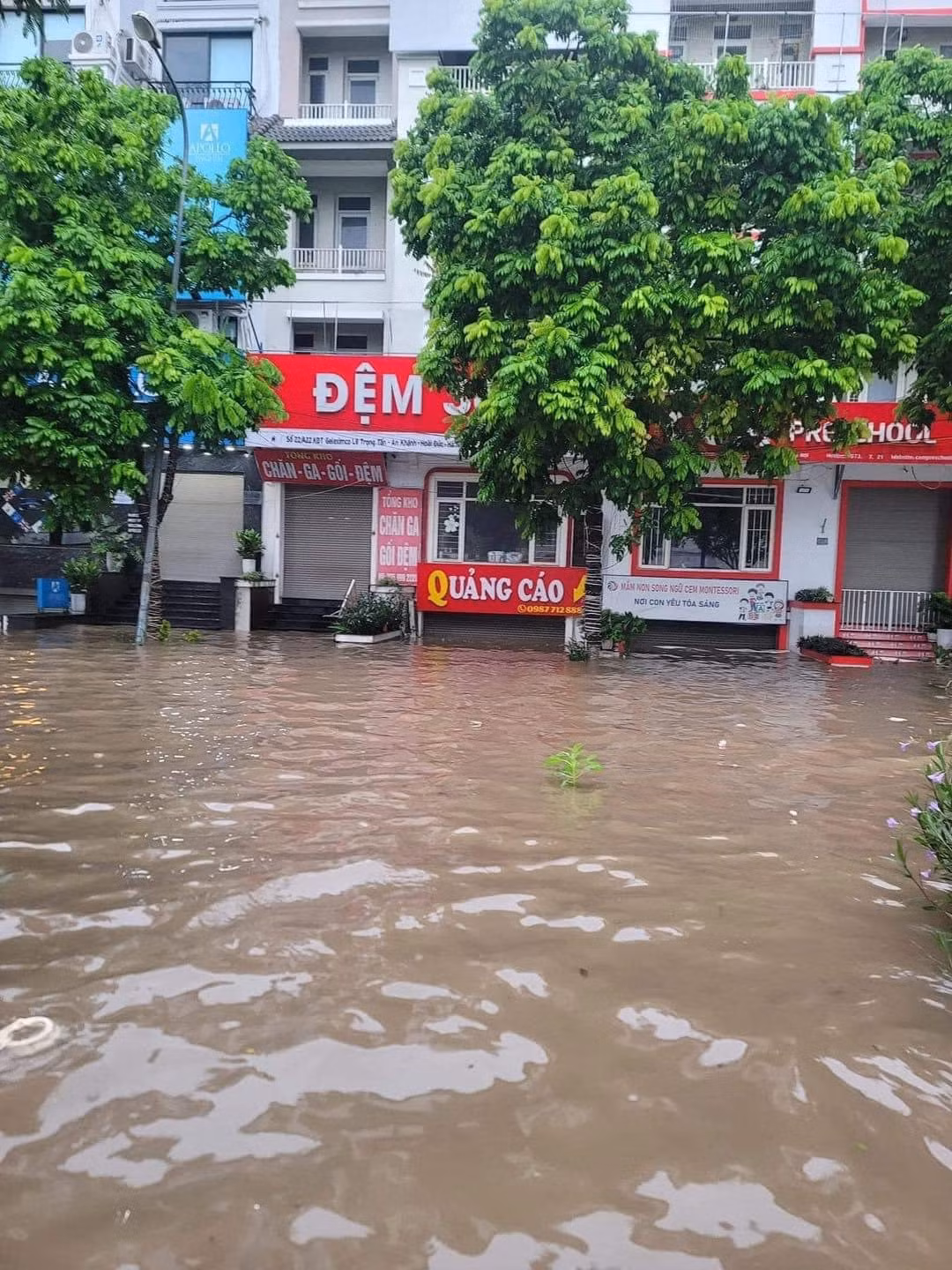 Dù đã 9h sáng, tuy nhiên các cửa hàng vẫn chưa thể mở cửa do nước ngập.