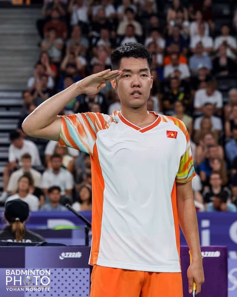 Lê Đức Phát là tay vợt nam số 1 Việt Nam theo bảng xếp hạng của BWF (Liên đoàn Cầu lông thế giới). Mới đây, chàng quân nhân điển trai này xuất sắc vượt qua đối thủ người Đức - Fabian Roth sau 2 set đấu với các tỉ số rất cách biệt: 21-10; 21-10 ở trận ra quân bảng K nội dung đơn nam Olympic Paris 2024. Ảnh sử dụng trong bài: Badminton Photo/ FBNV