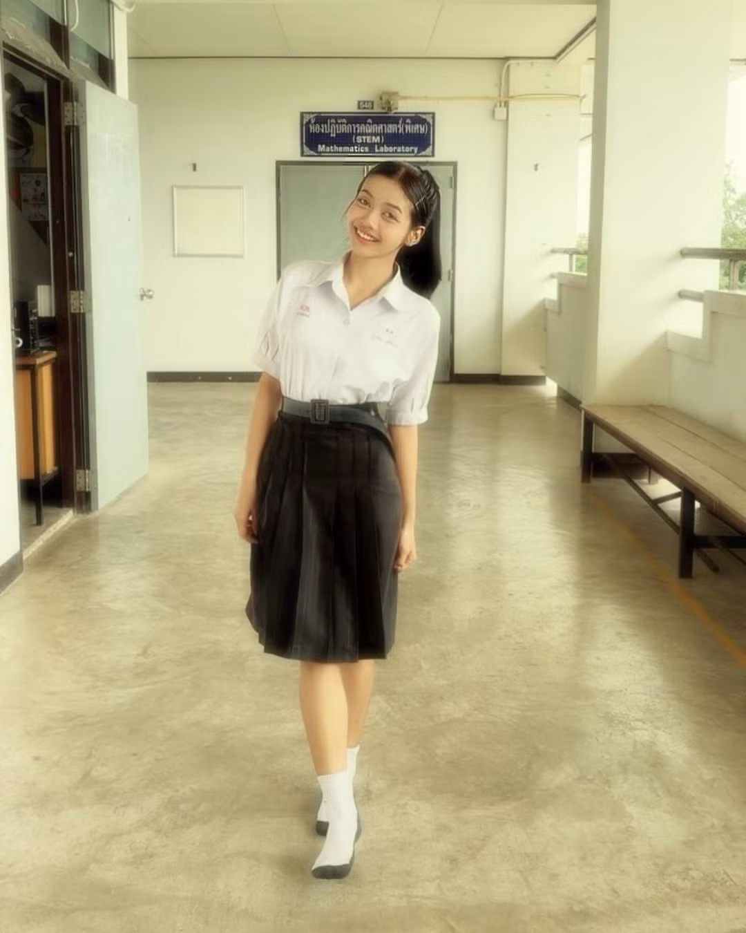 Cô nàng vẫn rất rạng ngời trong bộ đồng phục.