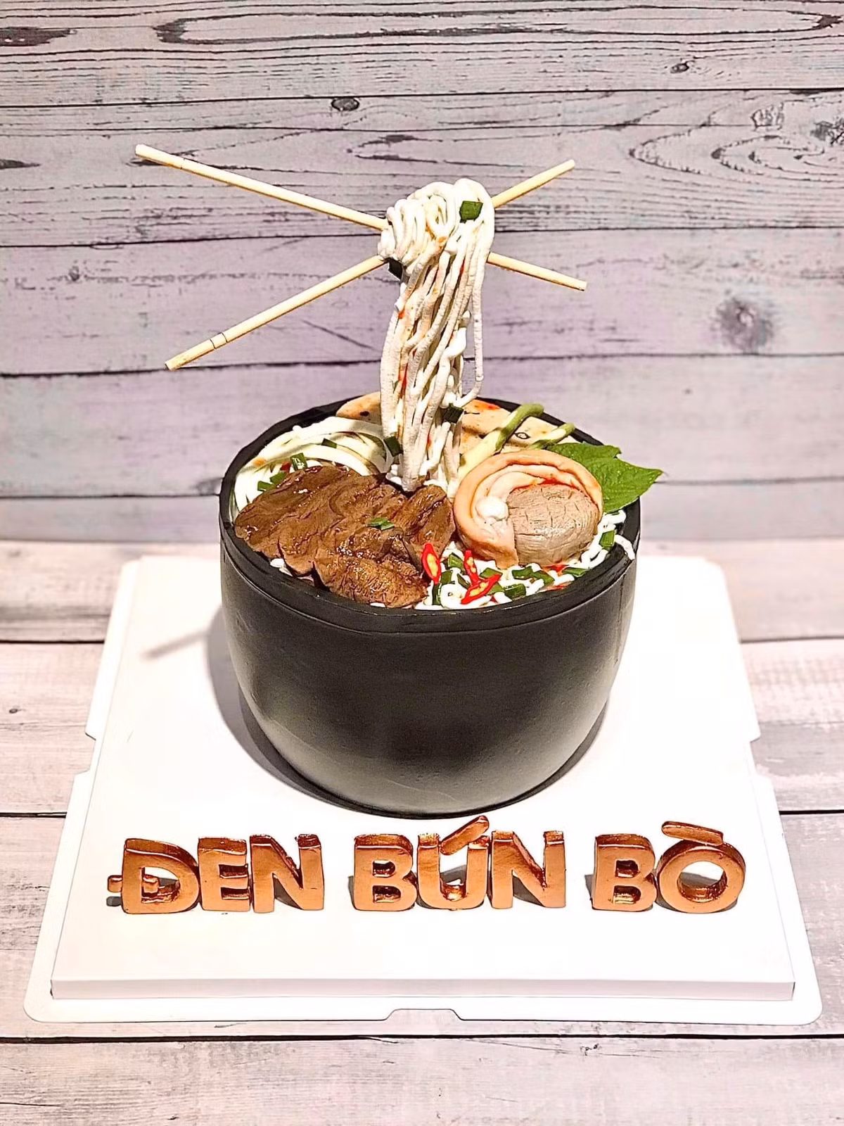 Nhiều người đã bày tỏ khen ngợi với những tác phẩm bánh kem của chàng trai Sài Gòn: "Mê quá đi. Có dịp mình sẽ đặt bạn làm bánh như vậy", "Ban đầu thì em tưởng thớt vẽ tranh, mà nhìn kỹ nó còn “dã man” hơn cả tranh, toàn mỳ, hủ tiếu các kiểu mà ăn k ra đúng vị là giận xanh ngừi luôn nha thớt ơi".