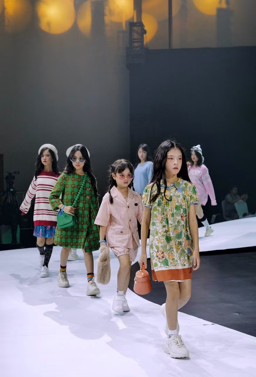 Từng sải bước tự tin, ánh mắt có hồn, Ella Bùi đã thể hiện được tinh thần mà bộ sưu tập muốn truyền tải. (Ảnh: B&amp;F Studio)