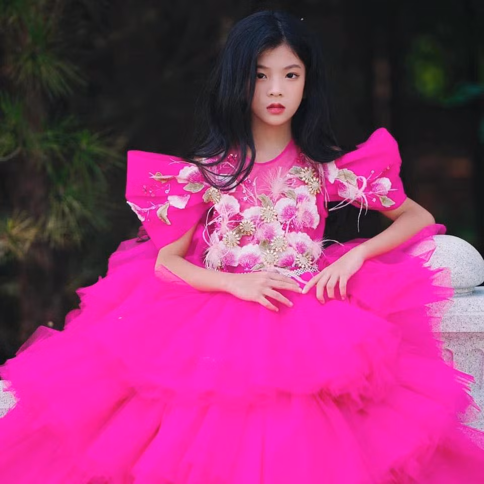 Với những thành tựu và bước tiến ấn tượng, Ella Bùi đang dần khẳng định vị trí của mình trong làng mẫu nhí quốc tế, mang đến niềm tự hào cho thời trang Việt Nam. (Ảnh: FBNV)