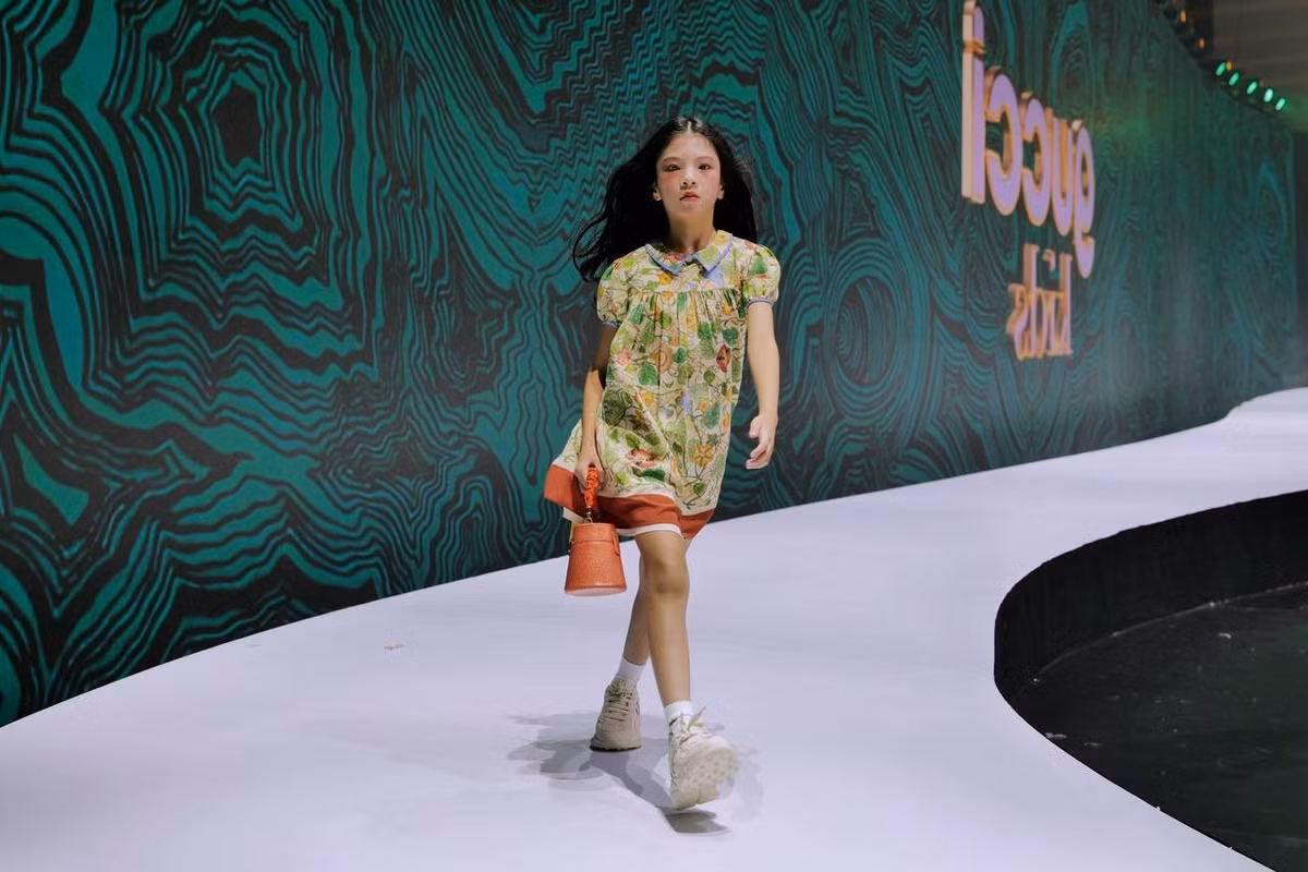 Ella Bùi là một mẫu nhí có tiếng ở trong nước khi góp mặt tại nhiều show diễn thời trang lớn nhỏ. Mới đây, cô bé tiếp tục khiến nhiều người tự hào khi trở thành gương mặt mẫu nhí Việt xuất hiện trong show thời trang trẻ em lớn nhất Trung Quốc với 2000 mẫu nhí tham dự, diễn ra ở thành phố biển Thanh Đảo (Trung Quốc) trong 4 ngày liên tục. (Ảnh: B&amp;F Studio)