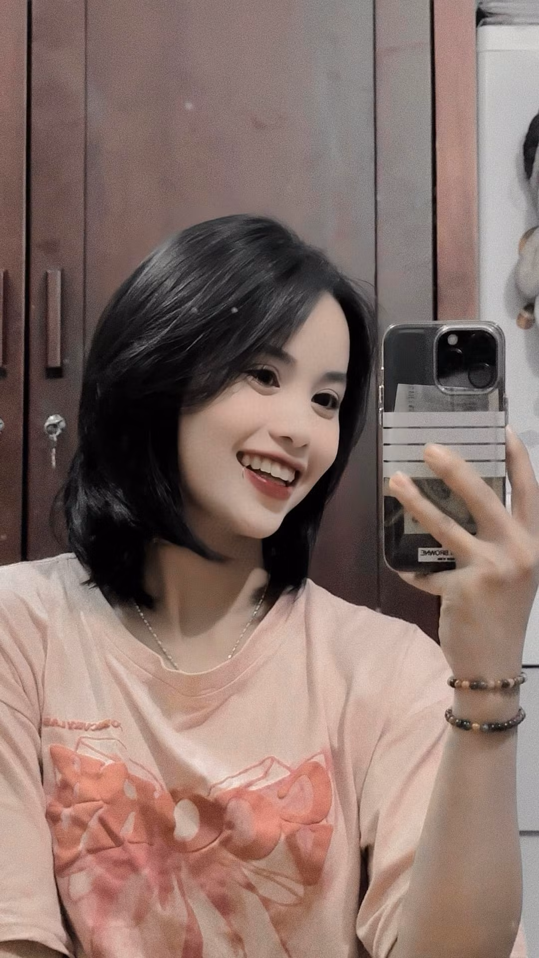 Là một cung thủ đầy bản lĩnh khi thi đấu, thế nhưng bên ngoài Ánh Nguyệt rất dịu dàng nữ tính.