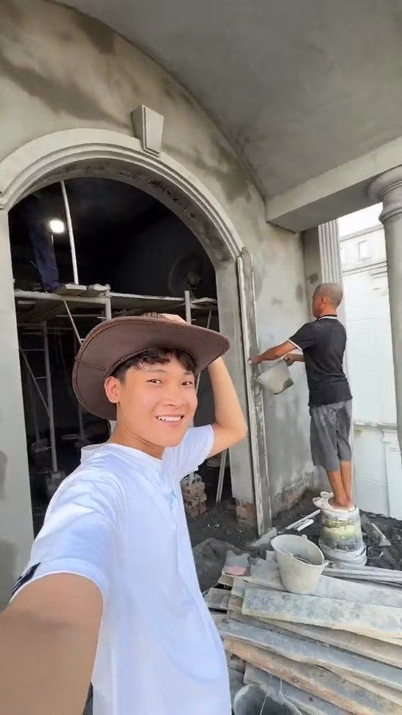 Nhiều thống kê cho rằng Đạt "đổi đời" nhờ lượng theo dõi khủng trên. Chỉ sau khoảng 4 năm làm nội dung trên các nền tảng, anh chàng đã tự tay xây một ngôi nhà khang trang, rộng rãi ở tuổi 22.